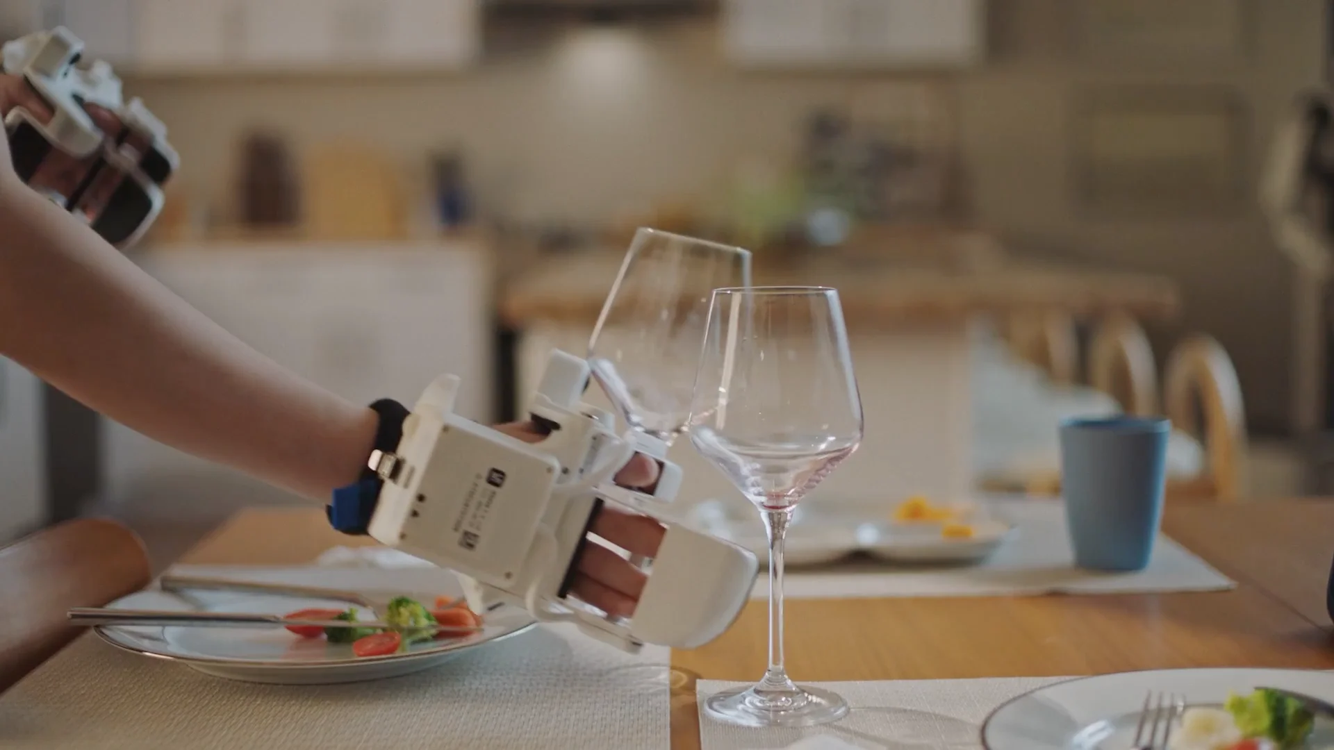 Sunday Unveils "Memo": A Wheeled, Domestic Robot That Learns From $200 Gloves | Humanoids Daily